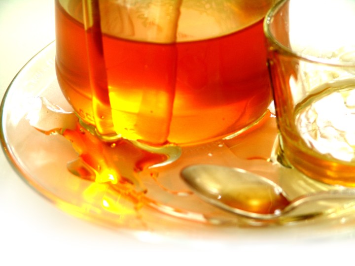 Cooperativas Agro-alimentarias de España, en colaboración con la Unión Regional de Cooperativas Agroalimentarias de Castilla y León (URCACYL) y la Cooperativa Reina Kilama, organiza el próximo 21 de noviembre su Jornada Anual de Apicultura, un evento clave para el sector apícola nacional. Con el patrocinio de Calier y Véto-pharma, la jornada reunirá a expertos para debatir los principales retos y avances de la apicultura en España.

Temáticas y Ponencias Destacadas
Sanidad Apícola en España y Novedades Terapéuticas
En la primera parte de la jornada, se abordará el panorama actual y las perspectivas en materia de sanidad apícola, incluyendo las innovaciones terapéuticas que están transformando el sector.

Debate sobre el Real Decreto 608/2006
Se discutirá la modificación del Programa Nacional de Lucha y Control de las Enfermedades de las Abejas de la Miel, con la participación de José Antonio Babiano Serrano, presidente del Consejo Sectorial Apícola de Cooperativas Agro-alimentarias de España.

Mesa Redonda sobre Intervención Sectorial Apícola
Expertos como Pablo Bernardos Hernández, del Ministerio de Agricultura, Pesca y Alimentación, y María Ángeles Muñoz Lebrato, de la Consejería de Agricultura de Castilla y León, expondrán sus perspectivas sobre la intervención en el sector. La mesa será moderada por Victorio Collado, técnico de Ganadería de Cooperativas Agro-alimentarias de España.

Visita a la Cooperativa Reina Kilama
La jornada concluirá con una visita a la Cooperativa Reina Kilama, un referente en la producción y comercialización de productos apícolas de calidad en la provincia de Salamanca.

Reina Kilama: Compromiso con la Calidad Apícola
Fundada en 1997 por 25 apicultores de Salamanca, la Sociedad Cooperativa Reina Kilama ha evolucionado hasta integrar a 160 apicultores comprometidos con la calidad y la sostenibilidad. Sus instalaciones en San Miguel de Valero cuentan con tecnologías avanzadas para el envasado y selección de productos apícolas, además de un laboratorio especializado que garantiza los más altos estándares de calidad.

Reina Kilama representa un modelo de éxito en el ámbito cooperativo, combinando tradición e innovación para fortalecer el sector apícola en España.