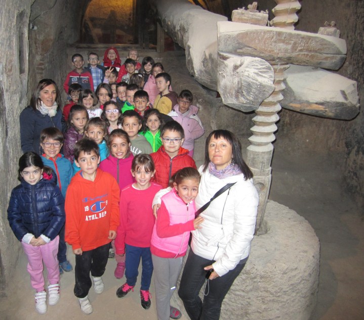 visita-alumnos-de-primaria-a-bodega-tradicional-y-bodega-hiriart-en-cigales-3