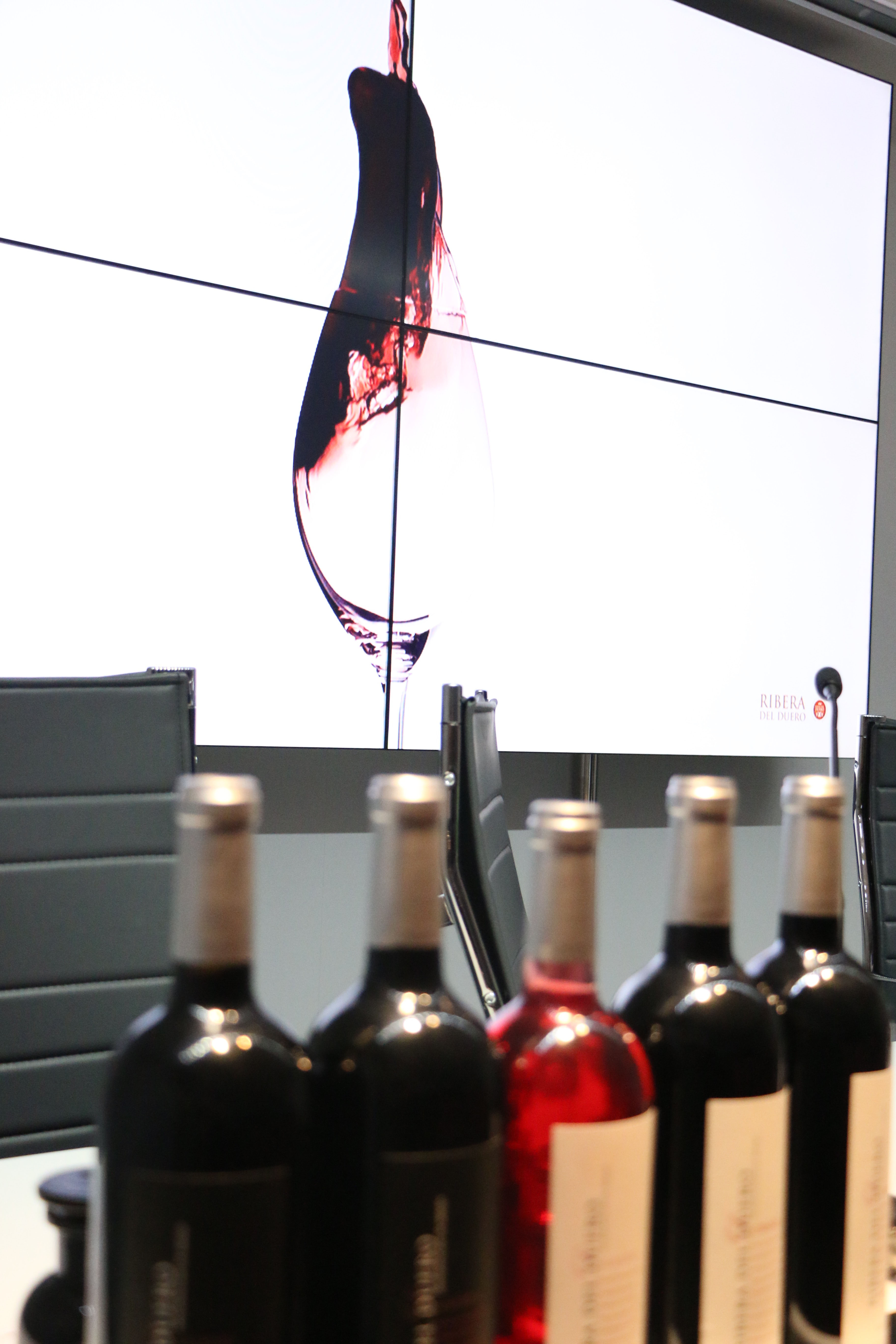 Tres vinos de Castilla y León —La Faraona, Pago de Carraovejas Cuesta de las Liebres y Valbuena 5º Año— alcanzan la máxima puntuación en la 41ª Guía Vinos Gourmets 2025, consolidando la excelencia enológica de la Ribera del Duero y el Bierzo.