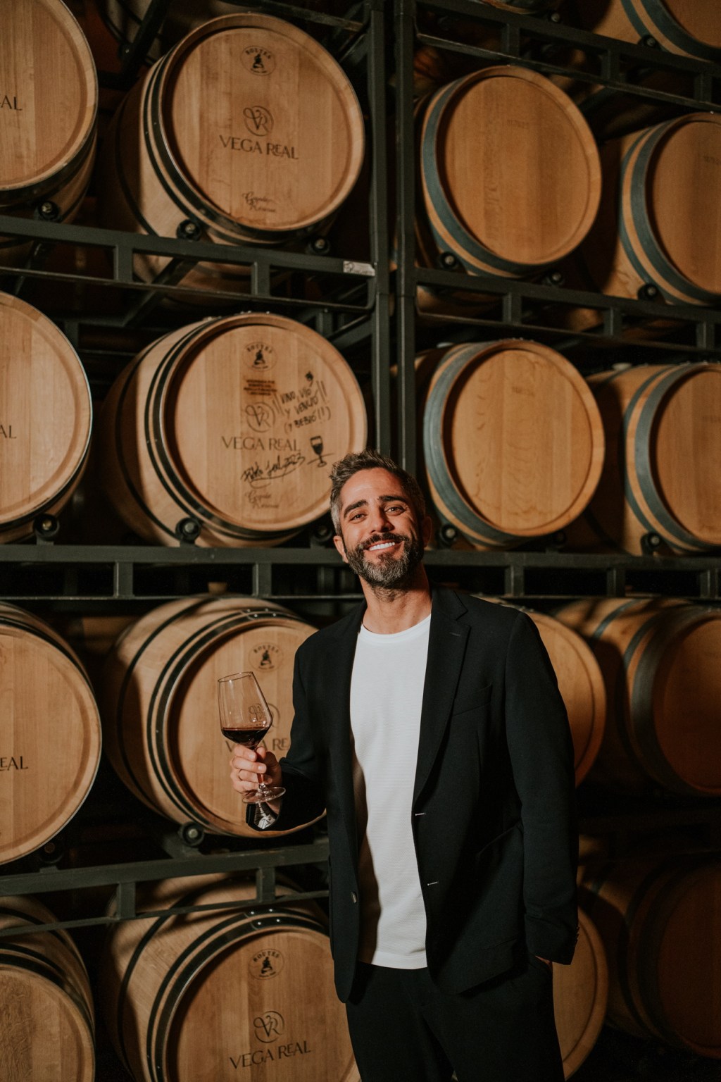 Roberto Leal presenta la nueva gama de vinos Finca El Empecinado y apadrina una barrica con fines&nbsp;benéficos