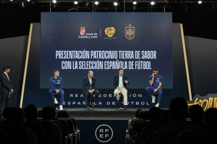 «Mañueco resalta que el patrocinio de Tierra de Sabor con la RFEF reforzará la proyección nacional e internacional del sector agroalimentario de Castilla y León. Inversión de 2,9 M€ hasta 2028.»