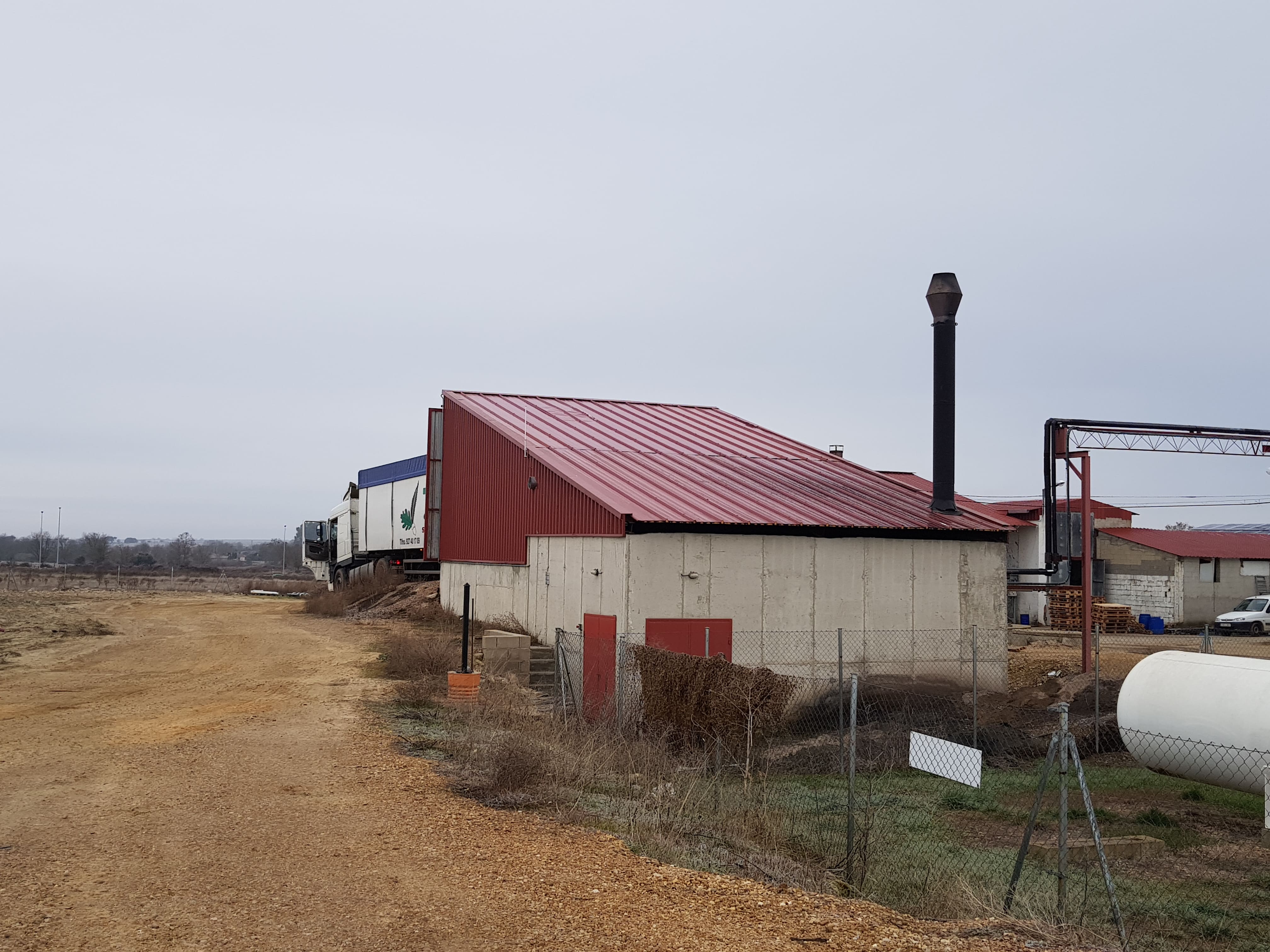 La cooperativa ganadera Dehesa Grande culmina su Plan Estratégico 2021-2025 con una notable reducción del 76 % en combustibles fósiles y 50 toneladas menos de emisiones de CO₂, apostando por biomasa, energía solar y almacenamiento energético en Vitigudino (Salamanca).
