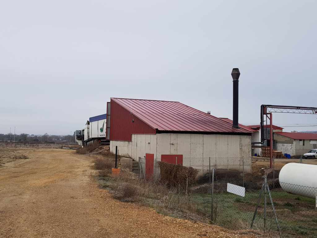 Dehesa Grande impulsa su transición energética y evita 50 toneladas de CO₂ con biomasa y energía&nbsp;solar