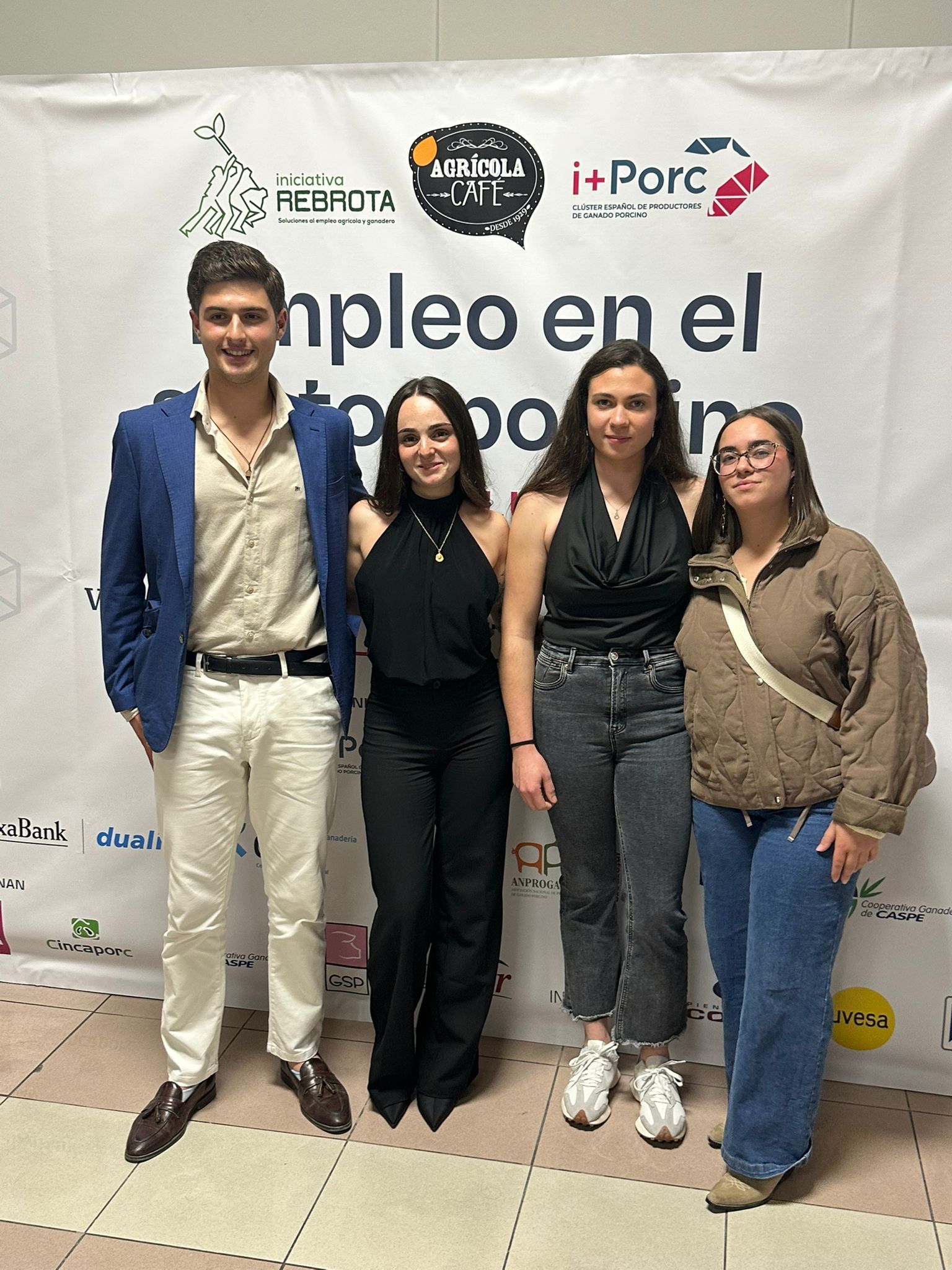 Cuatro estudiantes de los Centros Integrados de Formación Profesional Agraria de Castilla y León han sido galardonados en los Premios i+Porc 2025 por su excelencia en la FP Dual del porcino. Un reconocimiento nacional al talento y la innovación del futuro agroganadero.