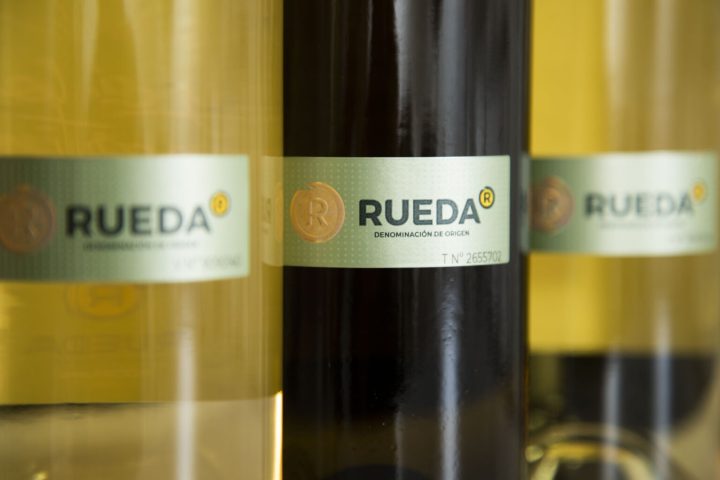 La Denominación de Origen Rueda alcanza un récord histórico con más de 118 millones de contraetiquetas entregadas en 2025, desafiando la caída global del consumo de vino y reafirmando su liderazgo en vino blanco en España. Más en Agrural.es.