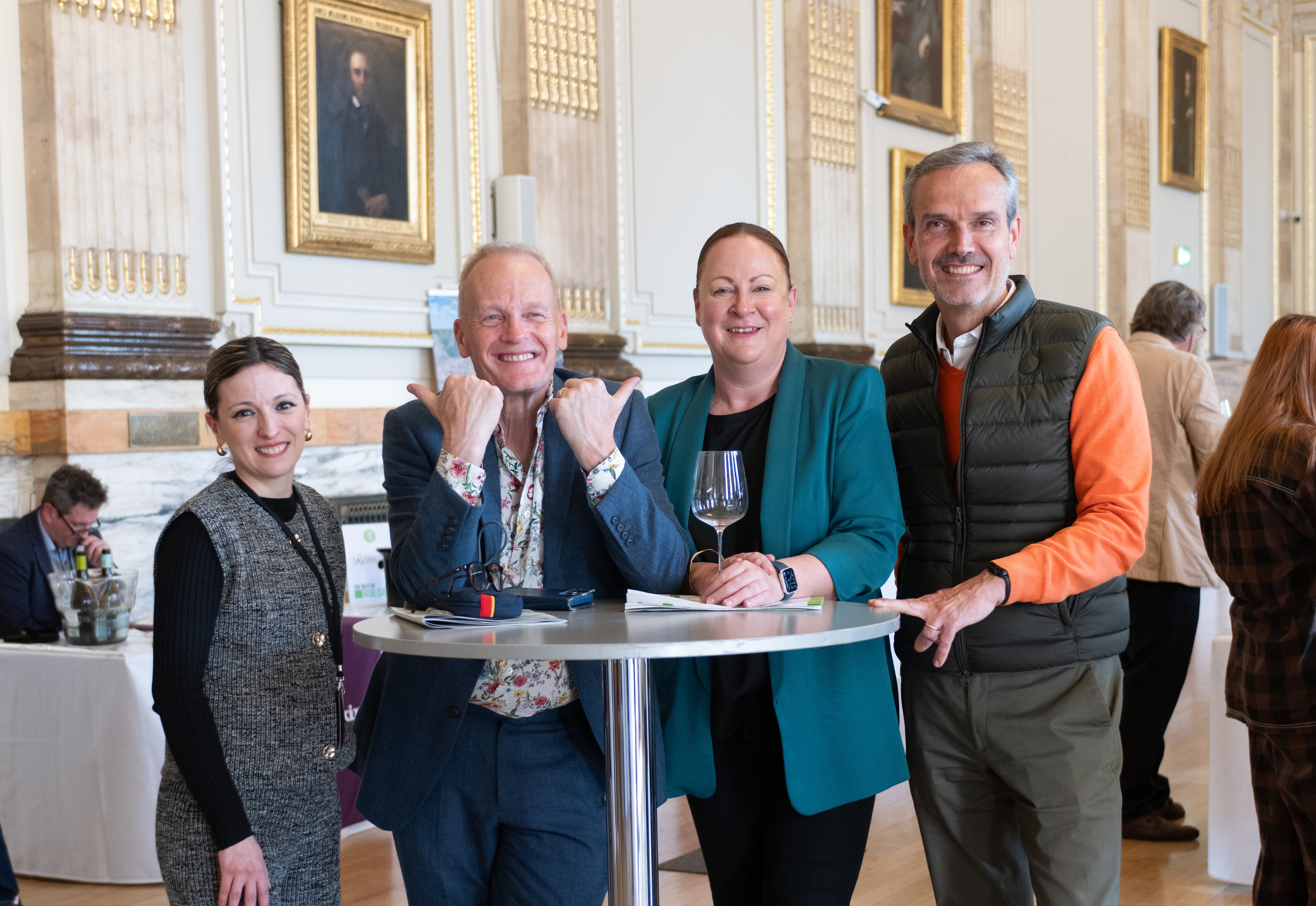 La DO Rueda reúne 30 bodegas en Londres para presentar 130 vinos del informe ‘Rueda Top 100’ en un showroom internacional.