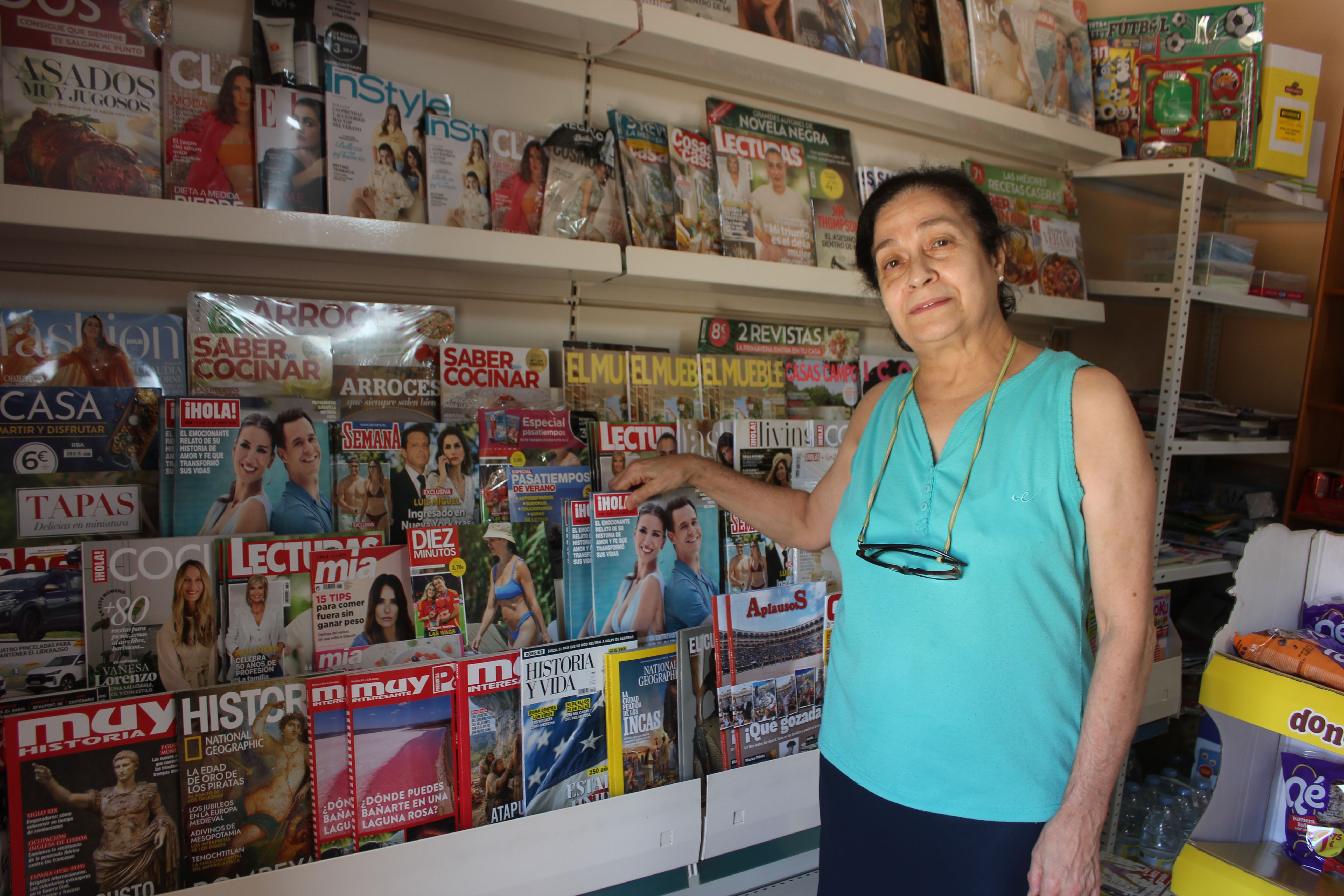 Mari Carmen Caramazana baja lapersiana del quiosco de Villalpando y el papel pierde su último refugio en la comarca