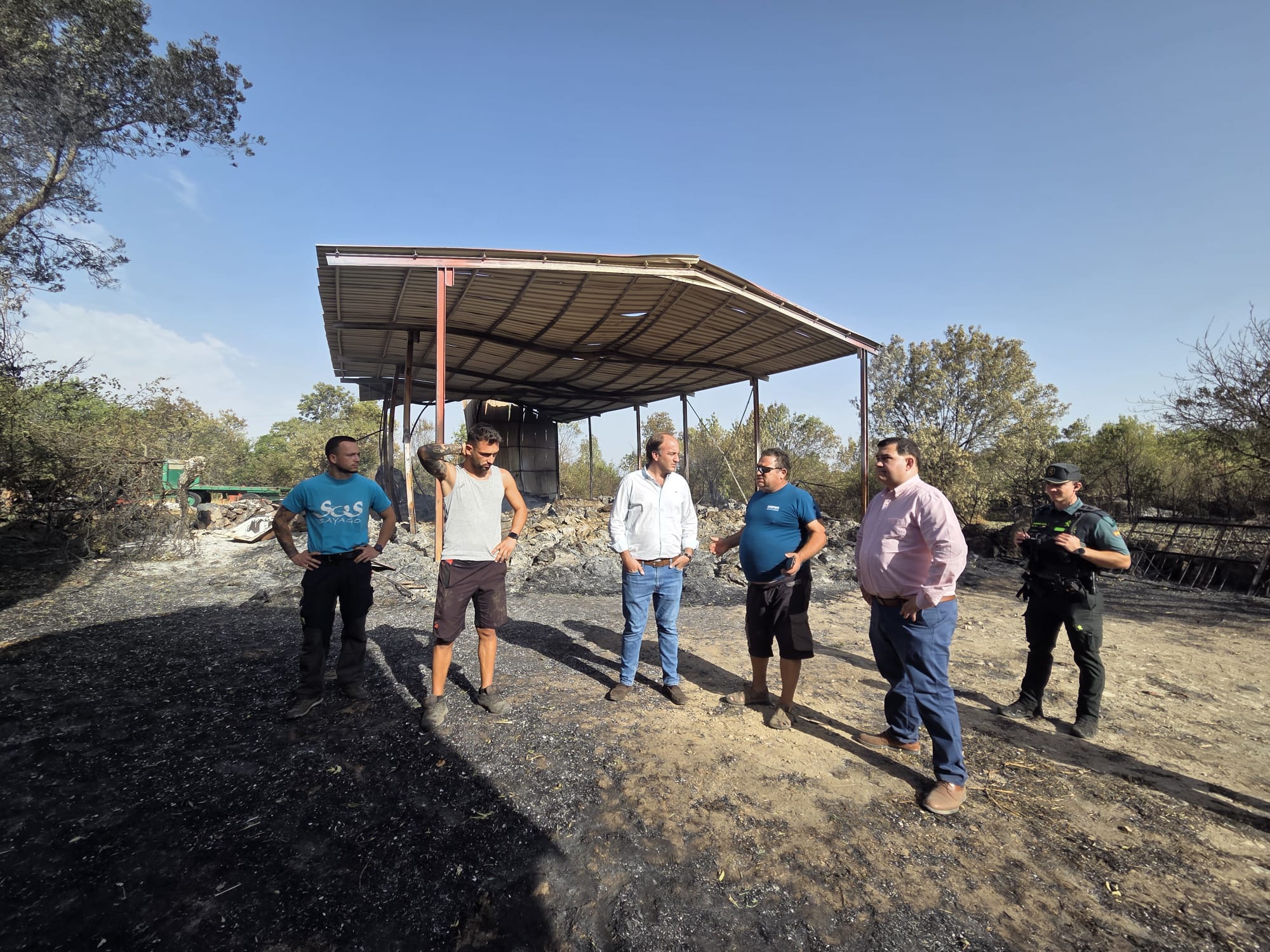 Agricultura distribuye paja, heno y forraje en las explotaciones afectadas por el incendio de Brieva y evalúa los daños agrarios