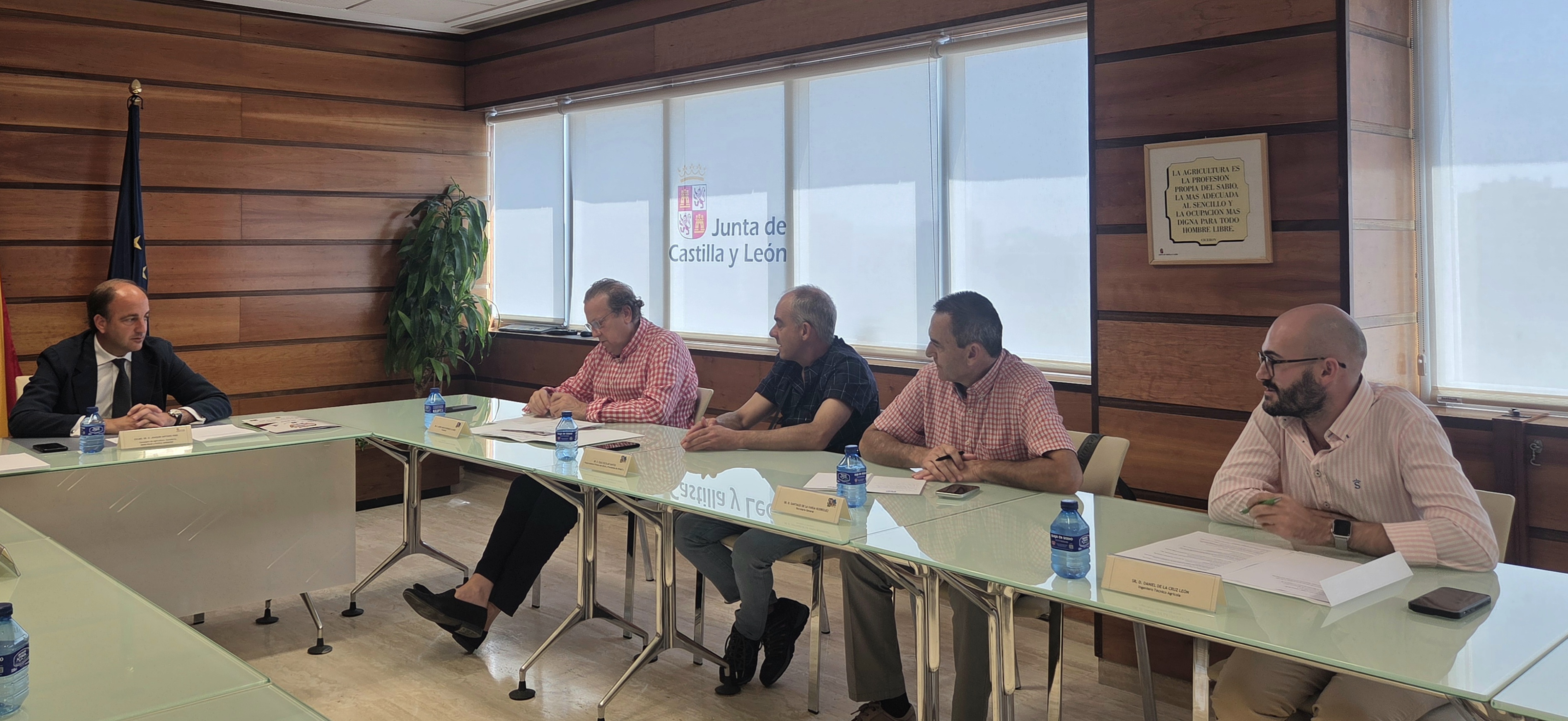 La Junta analiza con SIVECAL y USCAL una unidad veterinaria de emergencias mientras Castilla y León afronta 29 focos de Newcastle